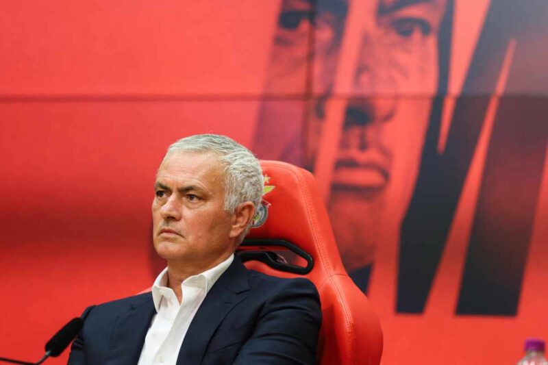 Mourinho firmó un contrato "hasta el final de la temporada 2026/27", señaló el Benfica en un comunicado
