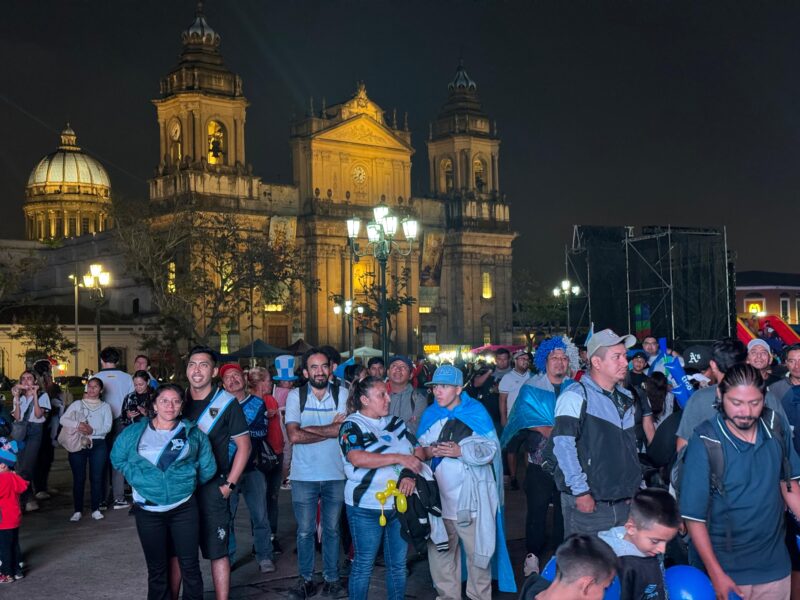 Familias completas llegaron a la zona 1, para observar el partido. FOTO TN23.
