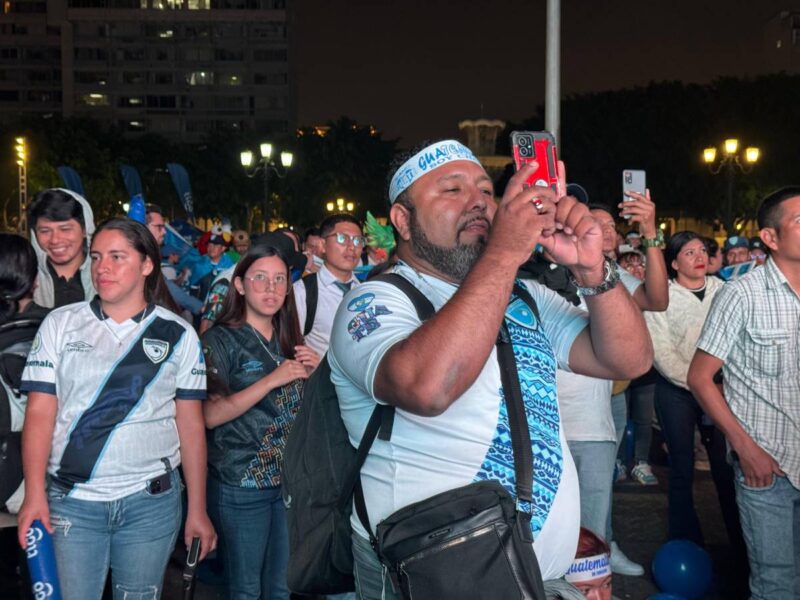 Los asistentes portan la camisola de la azul y blanco. FOTO: TN23. 
