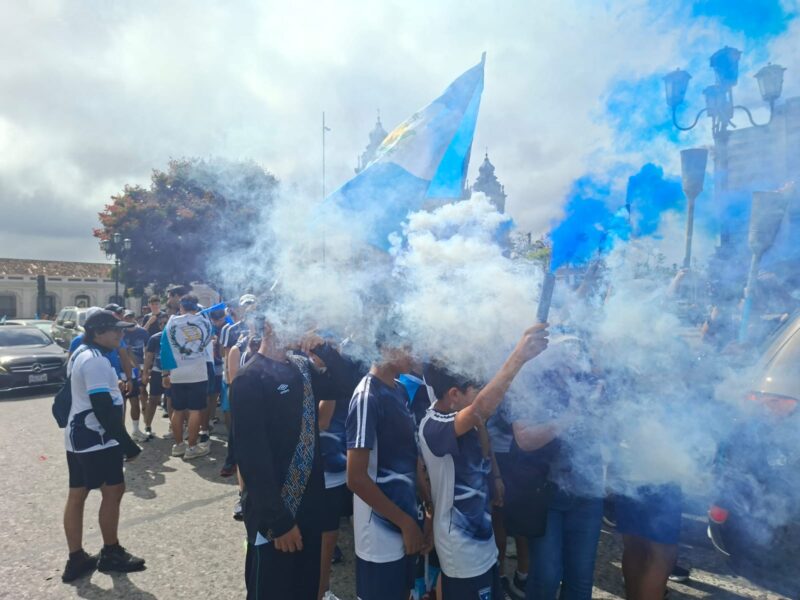 Desfiles y antorchas recorren calles y avenidas del Centro Histórico