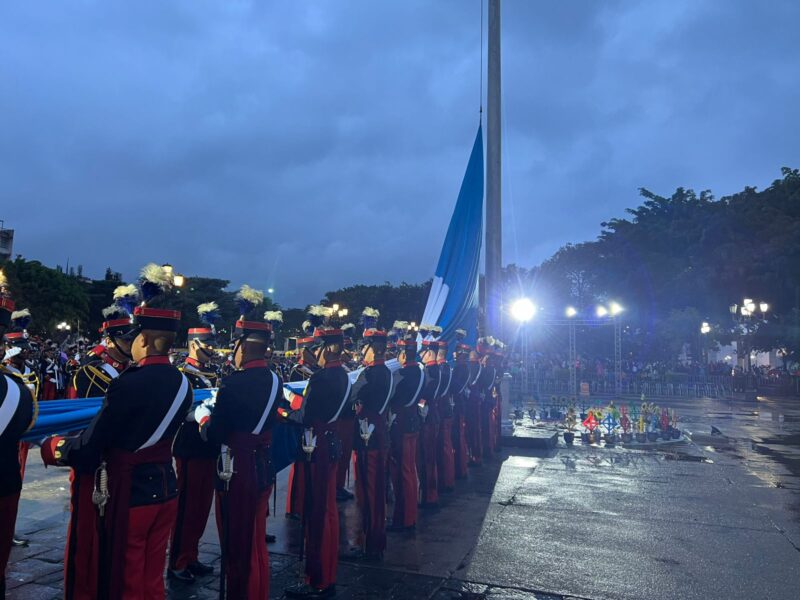 Arriada de la Bandera clausura actos de independencia en Guatemala