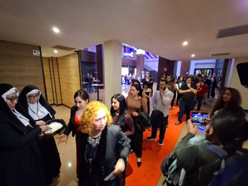 Amigos llegaron a la premier de TERROR ETERNO. FOTO: TN23