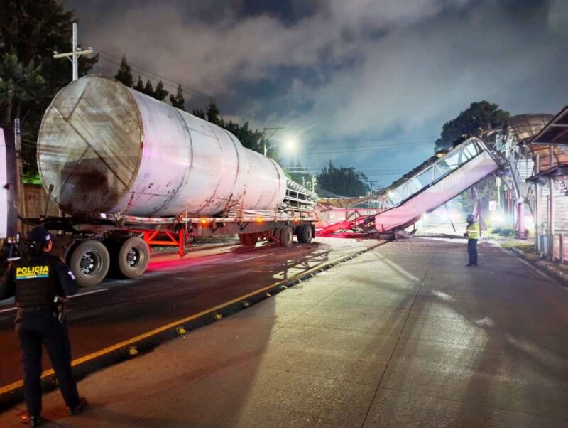 Pasarela en la Aguilar Batres colapsa tras ser impactada por tráiler que transportaba cilindro de gran tamaño