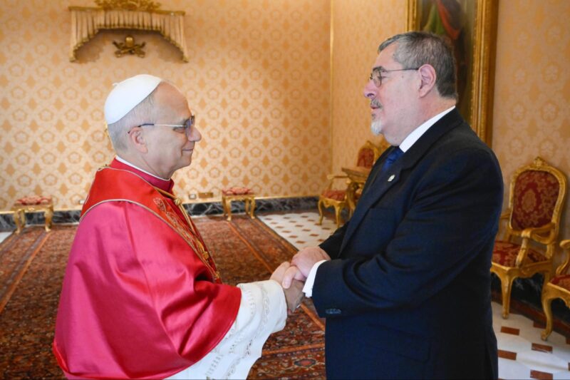 Presidente Arévalo invita a Papa León XIV a visitar Guatemala