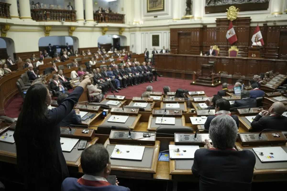 El Congreso de Perú declara persona non grata a la presidenta de México