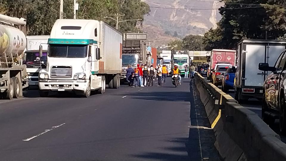 Caravanas de transportistas avanzan a la capital en protesta por alza de combustibles