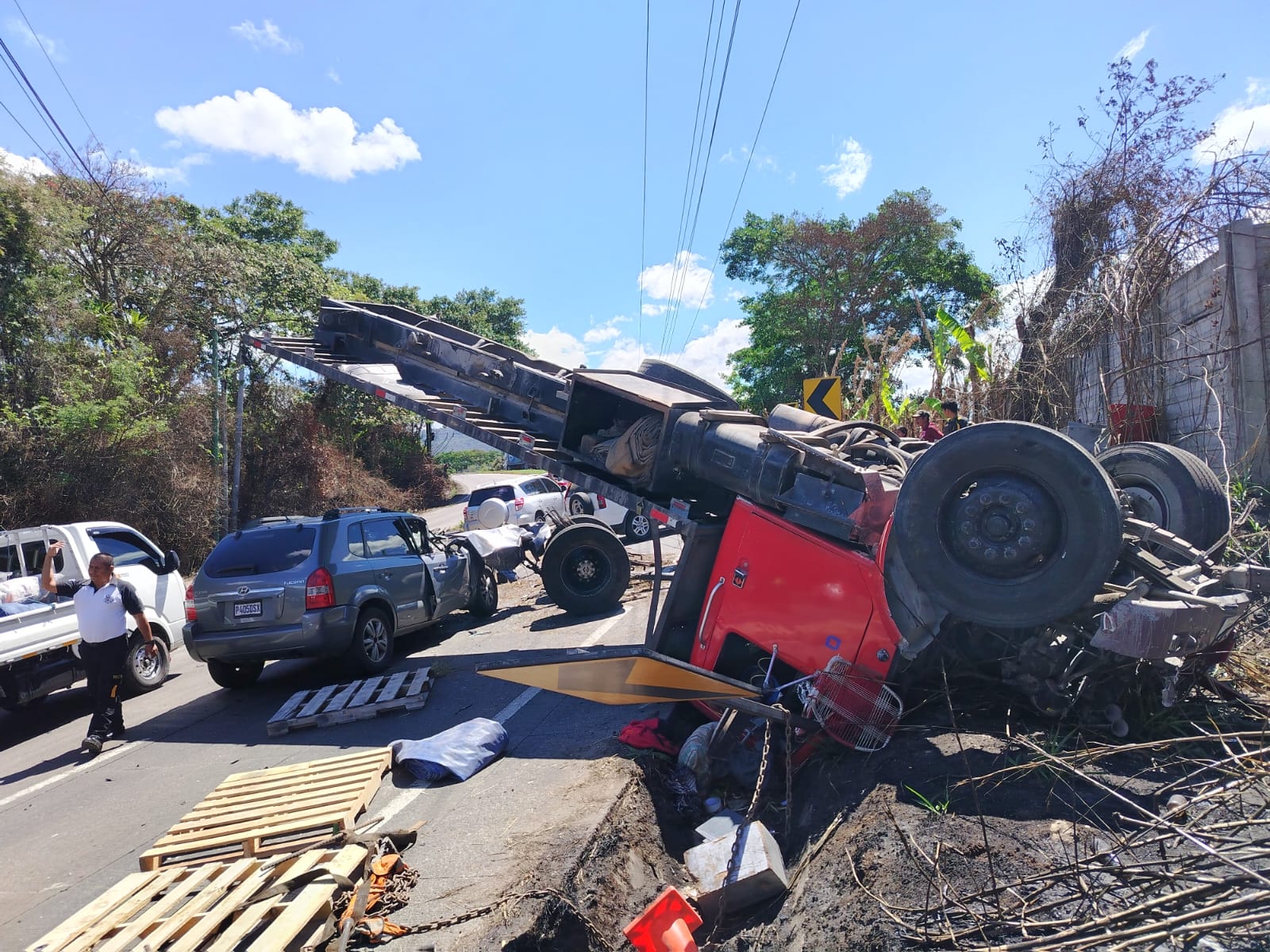 ¡Impactante! Tripulantes se salvan tras grave  accidente en ruta a El Salvador