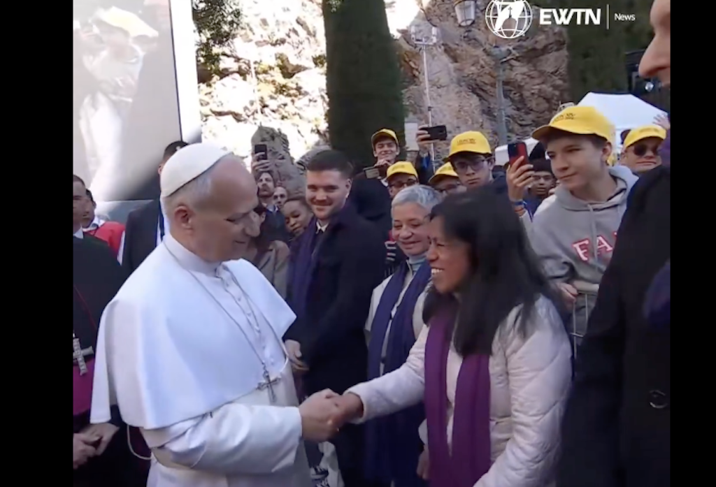 Papa León XIV saluda en español a guatemalteca en Mónaco