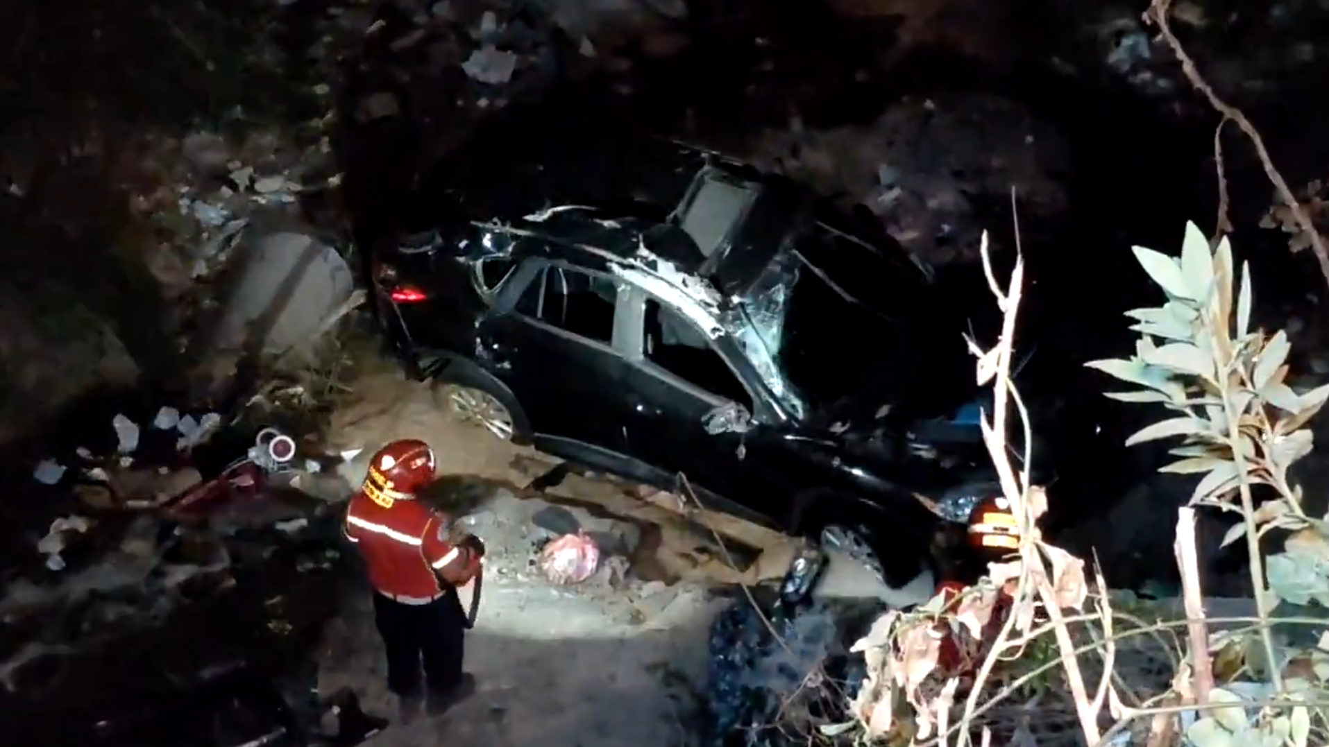 Mujer cae con su vehículo a un barranco en la ruta al Pacífico