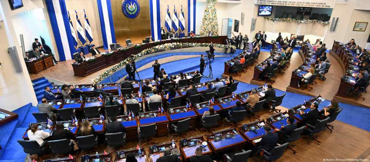 El Salvador oficializa reforma constitucional que contempla la cadena perpetua