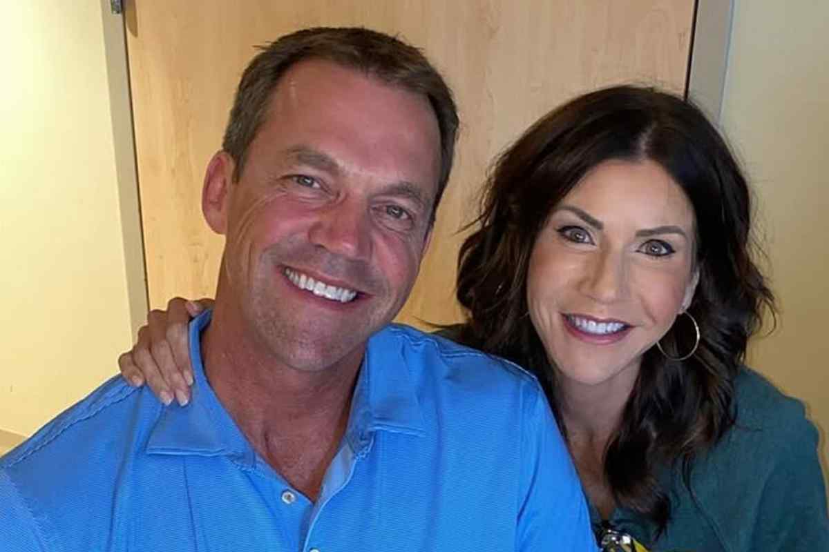 Fotografías del esposo de Kristi Noem circulan y provocan comentarios en redes