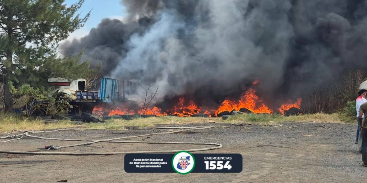 Bodega de llantas se quemó en Villa Nueva