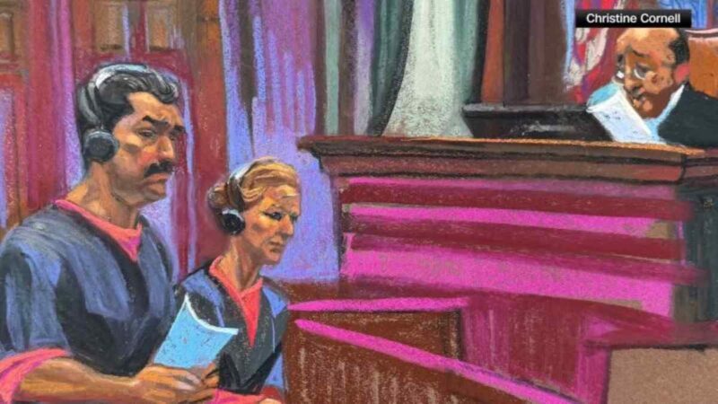 El mandatario derrocado lucía el pelo canoso y parecía más delgado y serio que en la primera audiencia, celebrada el pasado enero, al igual que su mujer.