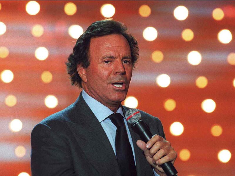 Julio Iglesias inicia acciones legales contra la vicepresidenta española