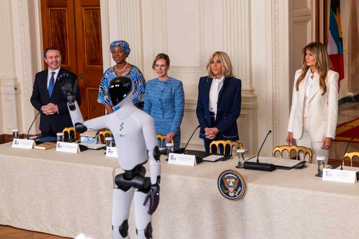 Melania Trump asiste a evento tecnológico donde se presenta un robot humanoide