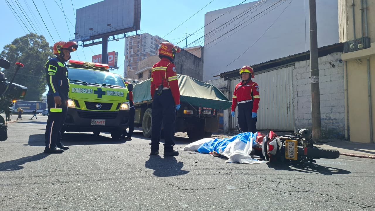 Motorista muere tras colisionar contra camión en zona 10