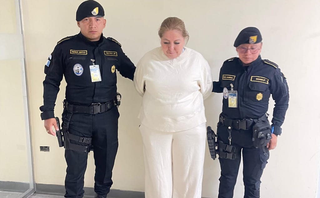 Detienen en aeropuerto a mexicana que tenía más de 200 mil pesos sin declarar