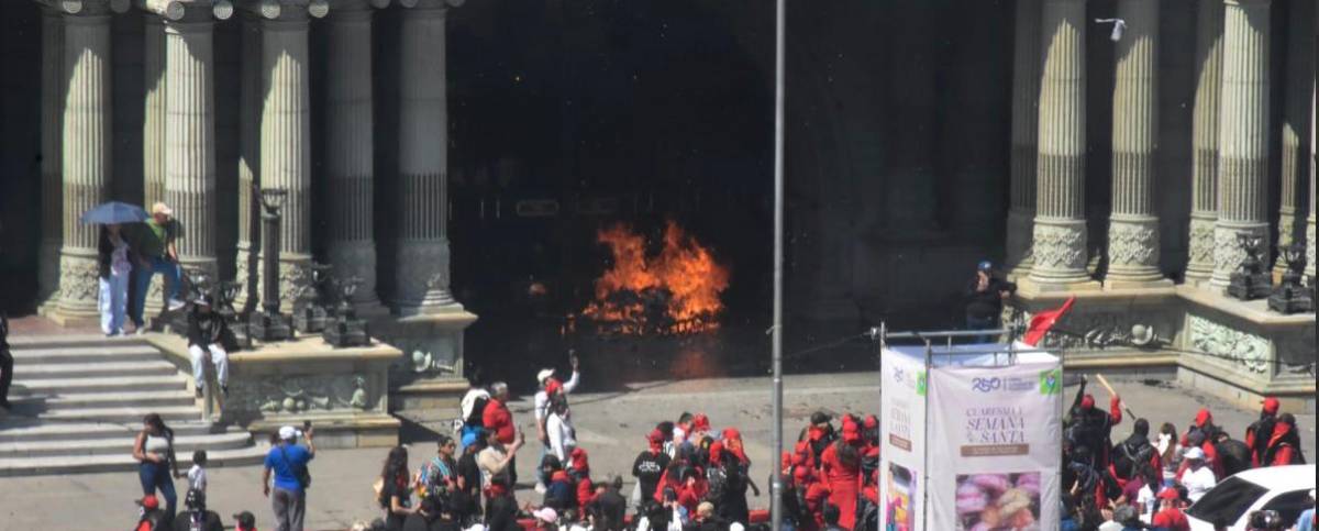 Encapuchados queman artículos en entrada del Palacio Nacional de la Cultura