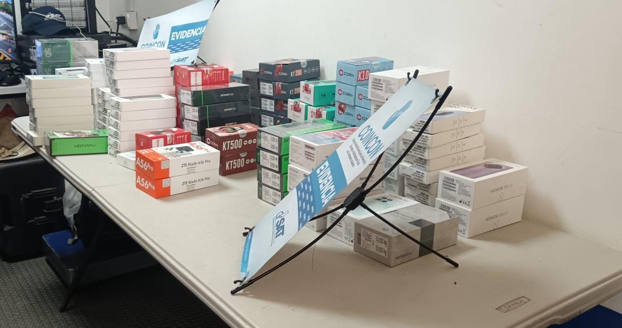 Detienen a hombre con más de cien celulares sin declarar impuestos