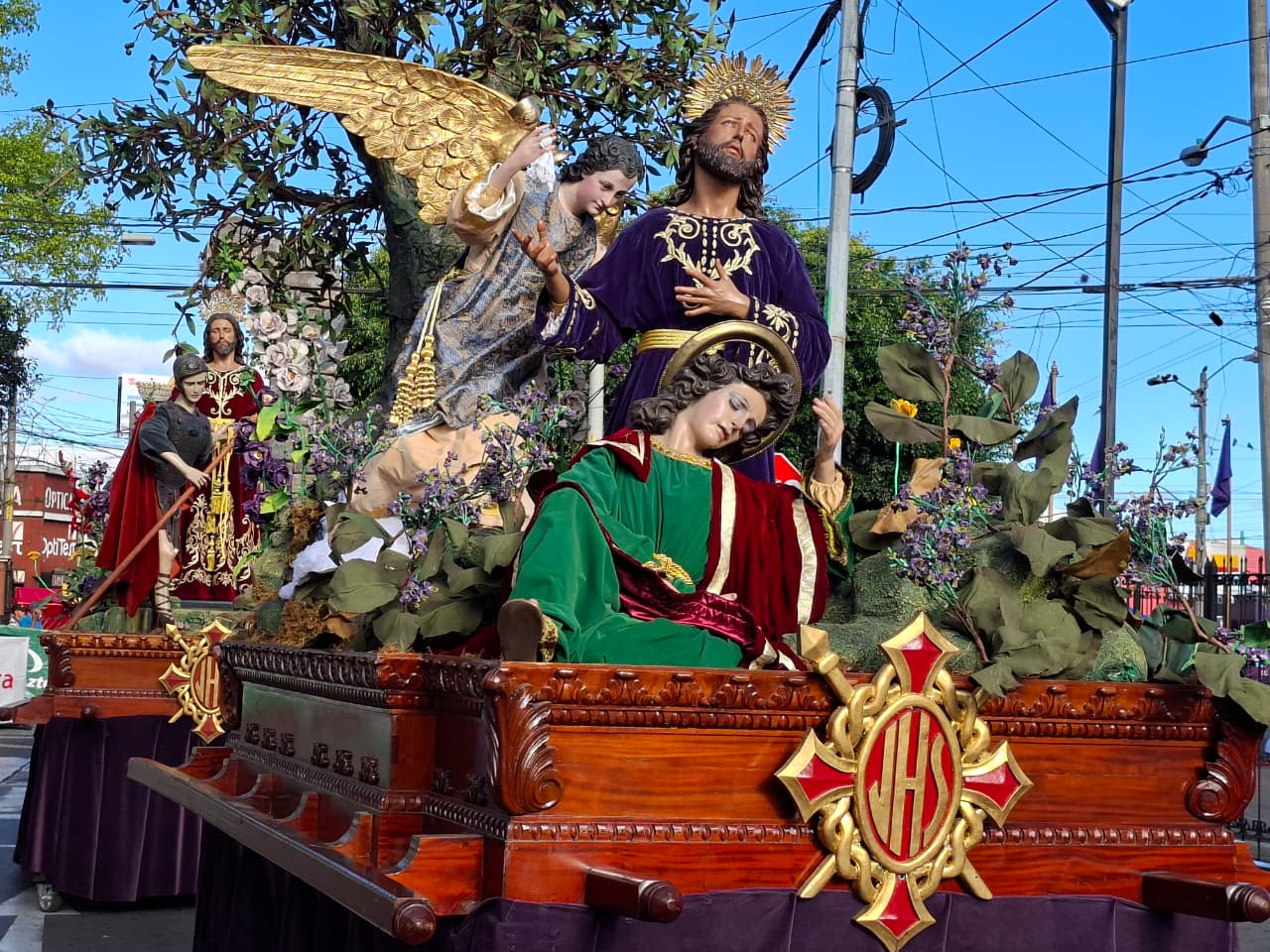 Fe y Devoción se respira ante el paso de Jesús Nazareno de las Tres Potencias