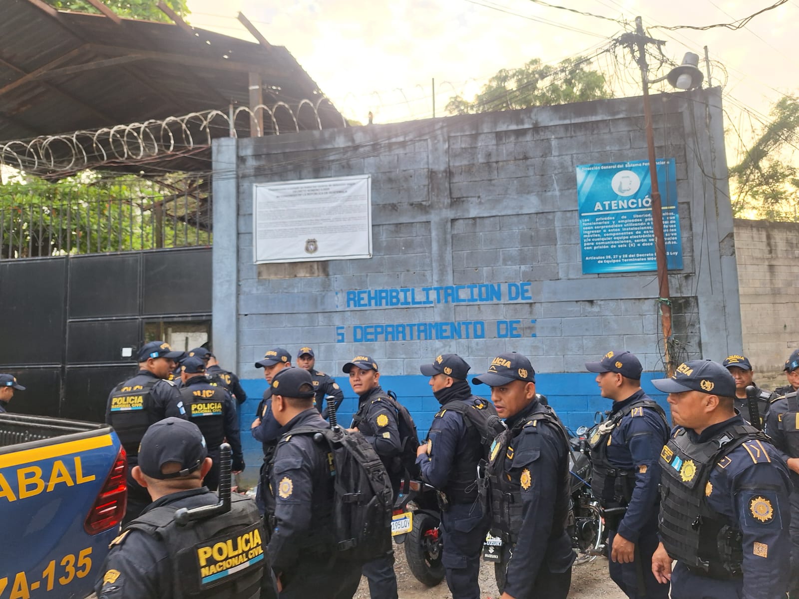 Más de 200 elementos de la PNC participan en una requisa en la cárcel de Puerto Barrios, Izabal