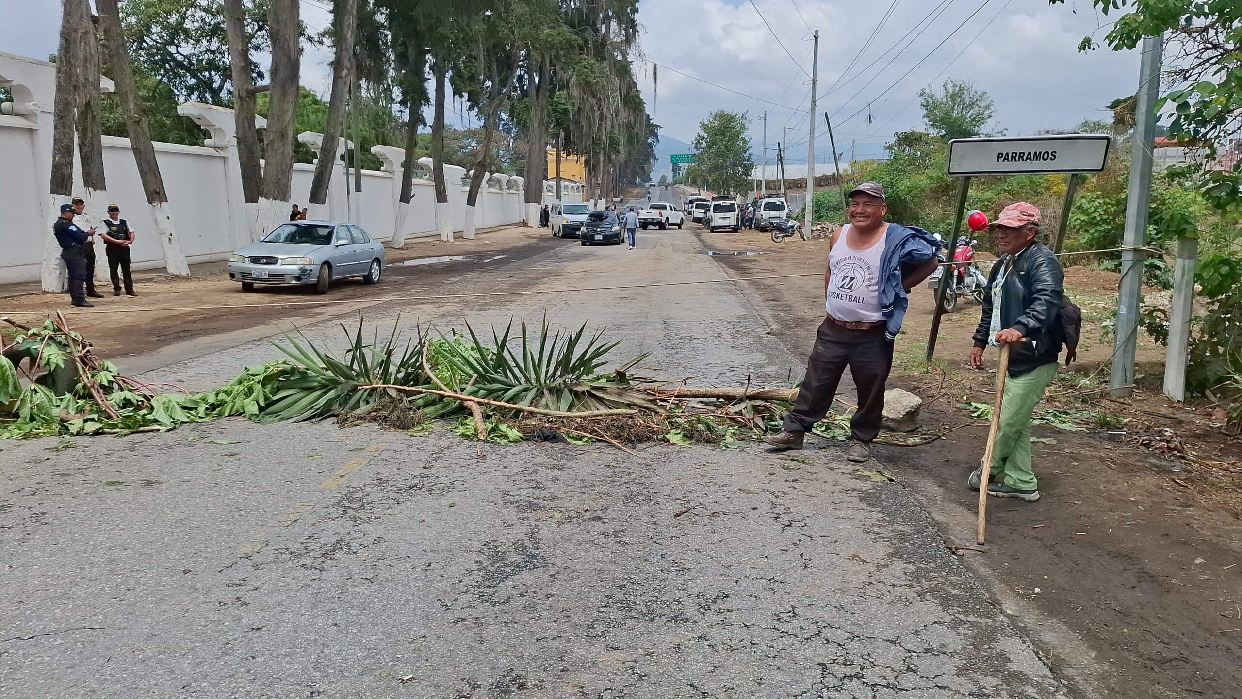 Paso vehicular bloqueado de Parramos a la Antigua, Guatemala