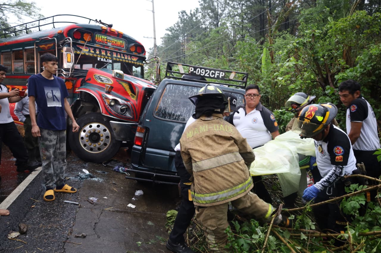 Colisión entre bus extraurbano y microbús deja un muerto y 10 heridos