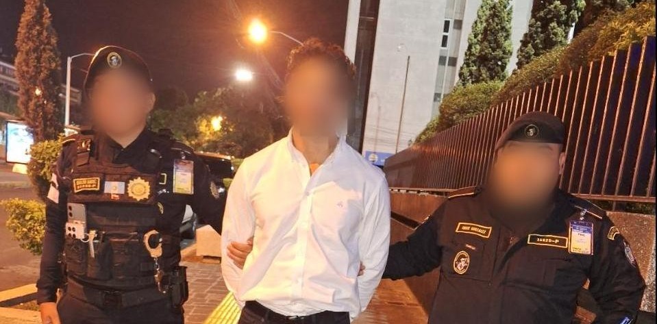 Capturan en el Aeropuerto La Aurora a extraditable requerido por Honduras