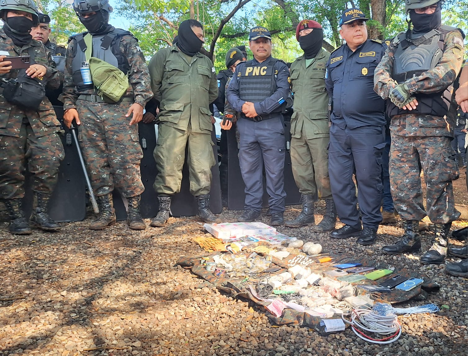 Decomisan armas, drogas y celulares en Renovación I