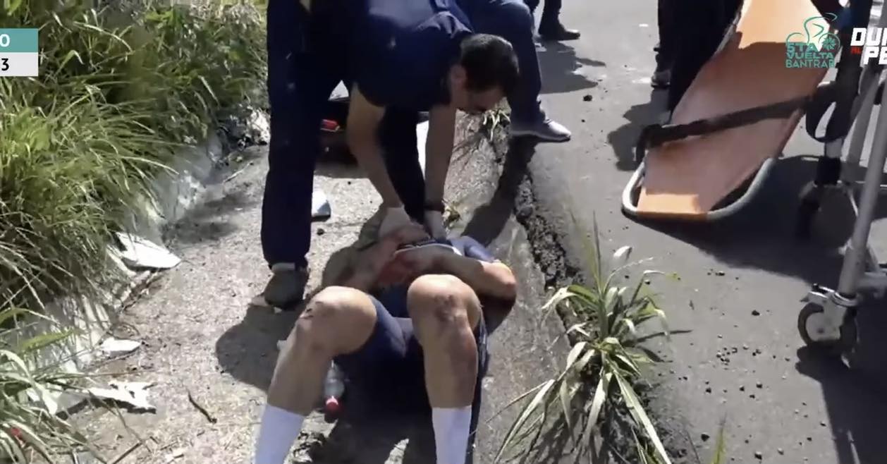 Fuerte caída en la vuelta ciclística deja al menos 10 heridos