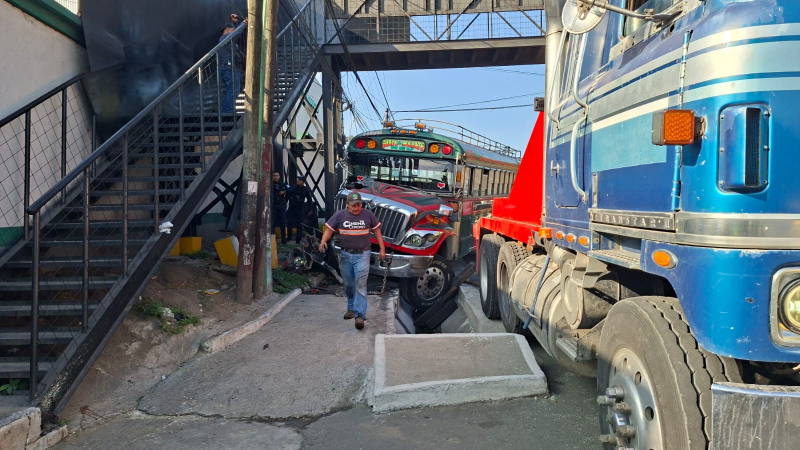 Bus de transportes Esmeralda impacta pasarela y deja varios heridos