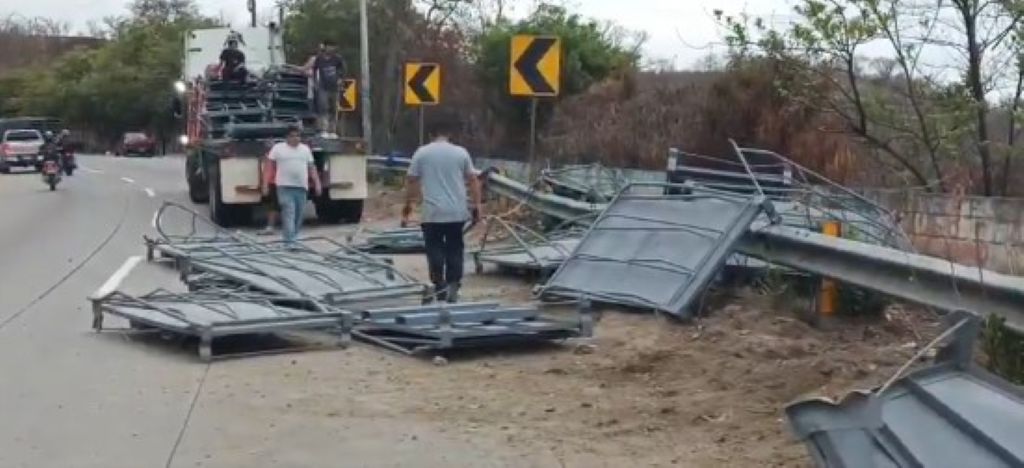 Cabezal bota carga y obstruye carril al sur en el Atlántico