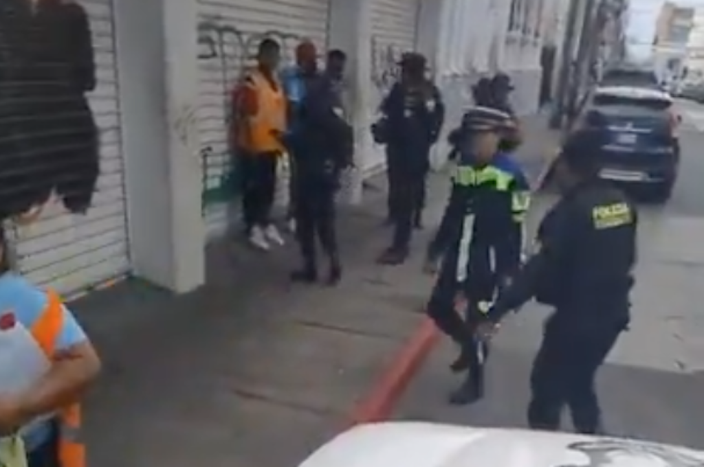 PMT retira obstáculos colocados para apartar  parqueos en la vía pública