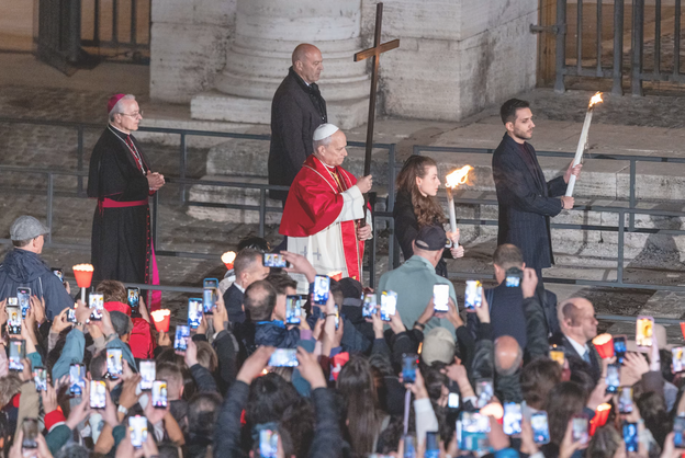 León XIV marca su primer Vía Crucis como pontífice llevando la Cruz