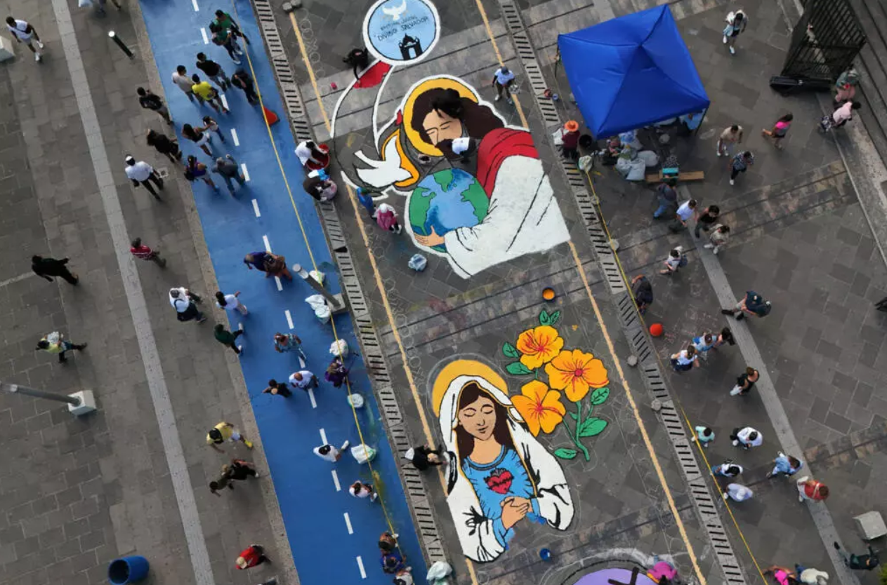 Salvadoreños crean impresionante alfombra de sal de más de un kilómetro en Semana Santa
