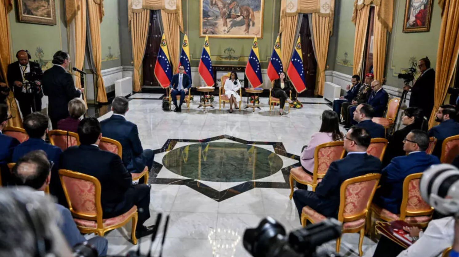 La presidenta interina de Venezuela celebra los avances en el sector petrolero