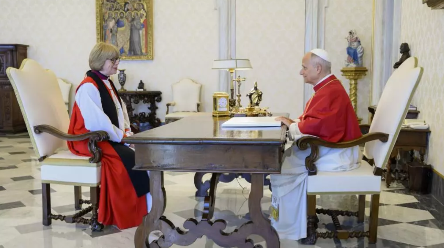 Papa León XIV se reúne con la primera mujer al mando de la Iglesia anglicana