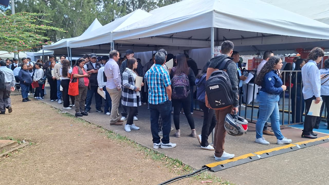 Cientos de guatemaltecos buscan oportunidades en Feria Nacional de Empleo 2026