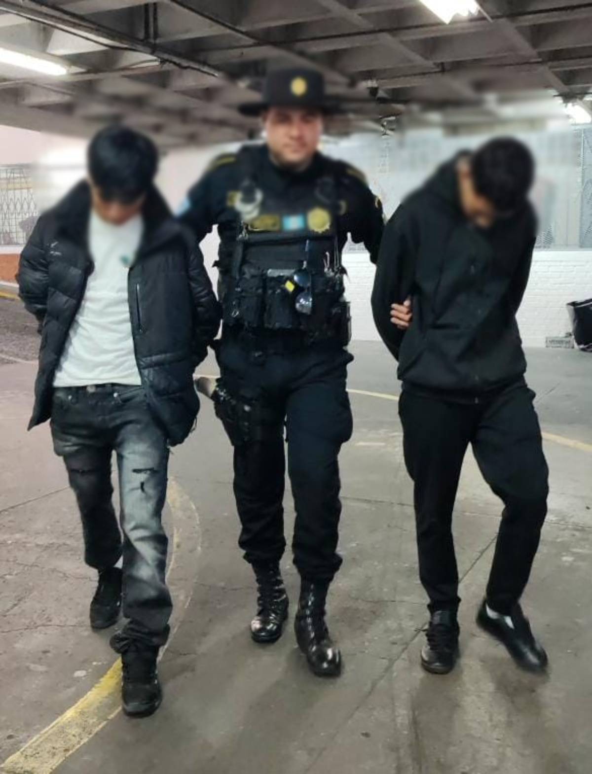 Presuntos asaltantes de Calzada Roosevelt llevaban una pistola de gas comprimido