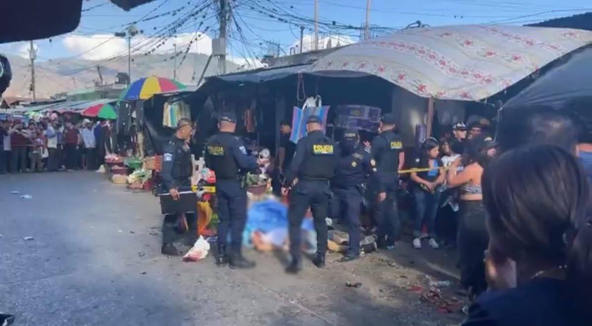 Dos menores fallecidos tras balacera en mercado de Jalapa