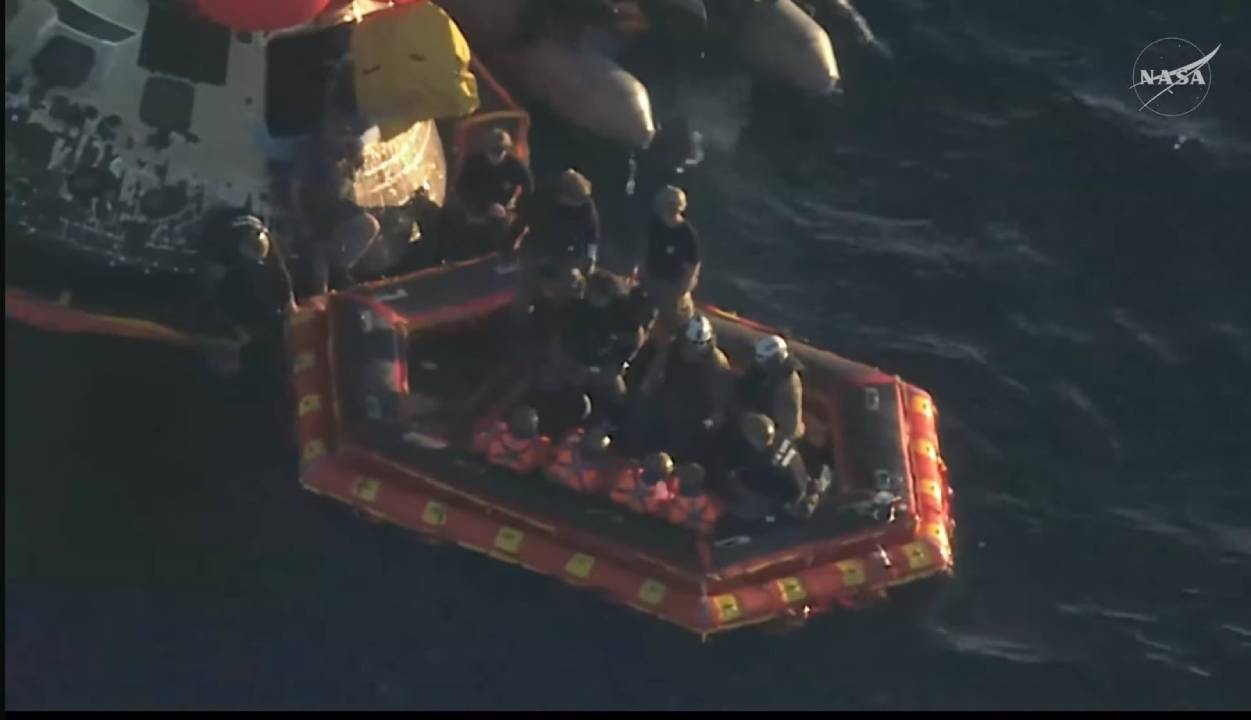 Astronautas salen de cápsula Orión y son llevados a tierra firme