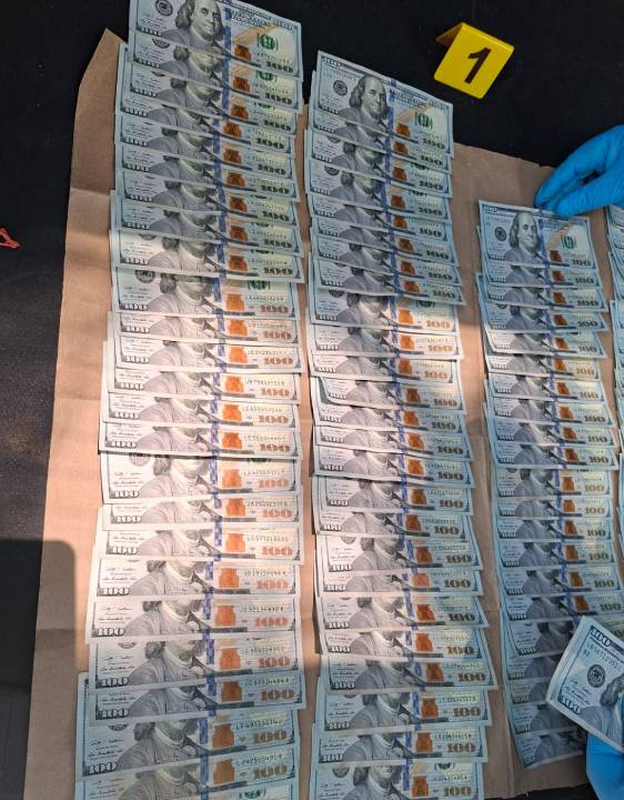 Mujer capturada por movilizar $10 mil