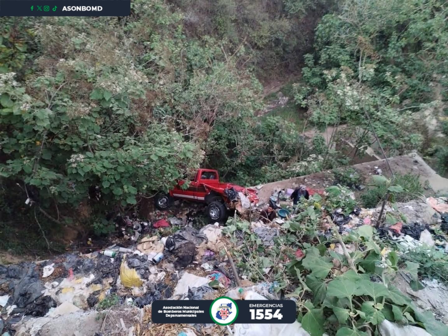 Picop con varios pasajeros cae a barranco en Chimaltenango