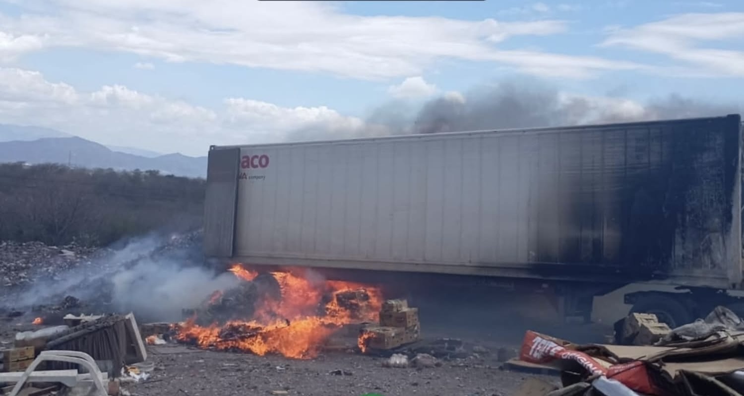 Incendio en vertedero alcanza transporte pesado en ruta al Atlántico