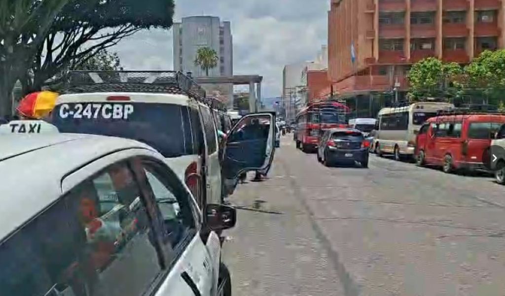 Manifestantes se retiran de plaza de la Constitución
