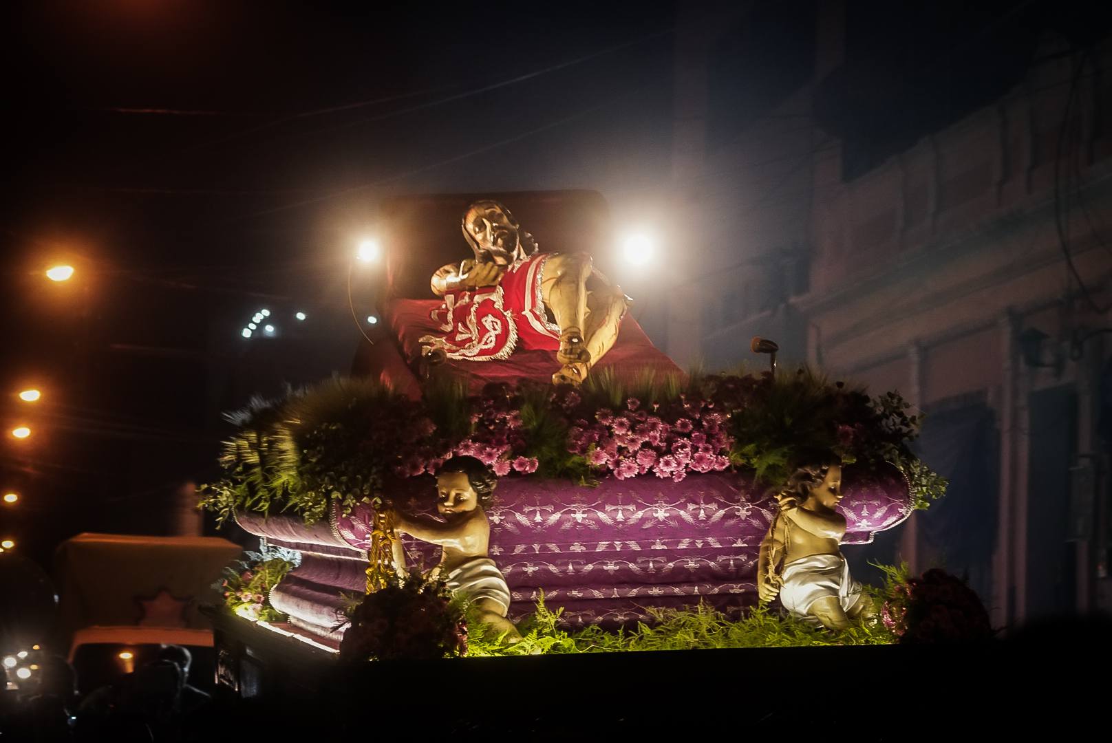 Galería: Cortejos procesionales engalanan Ciudad de Guatemala