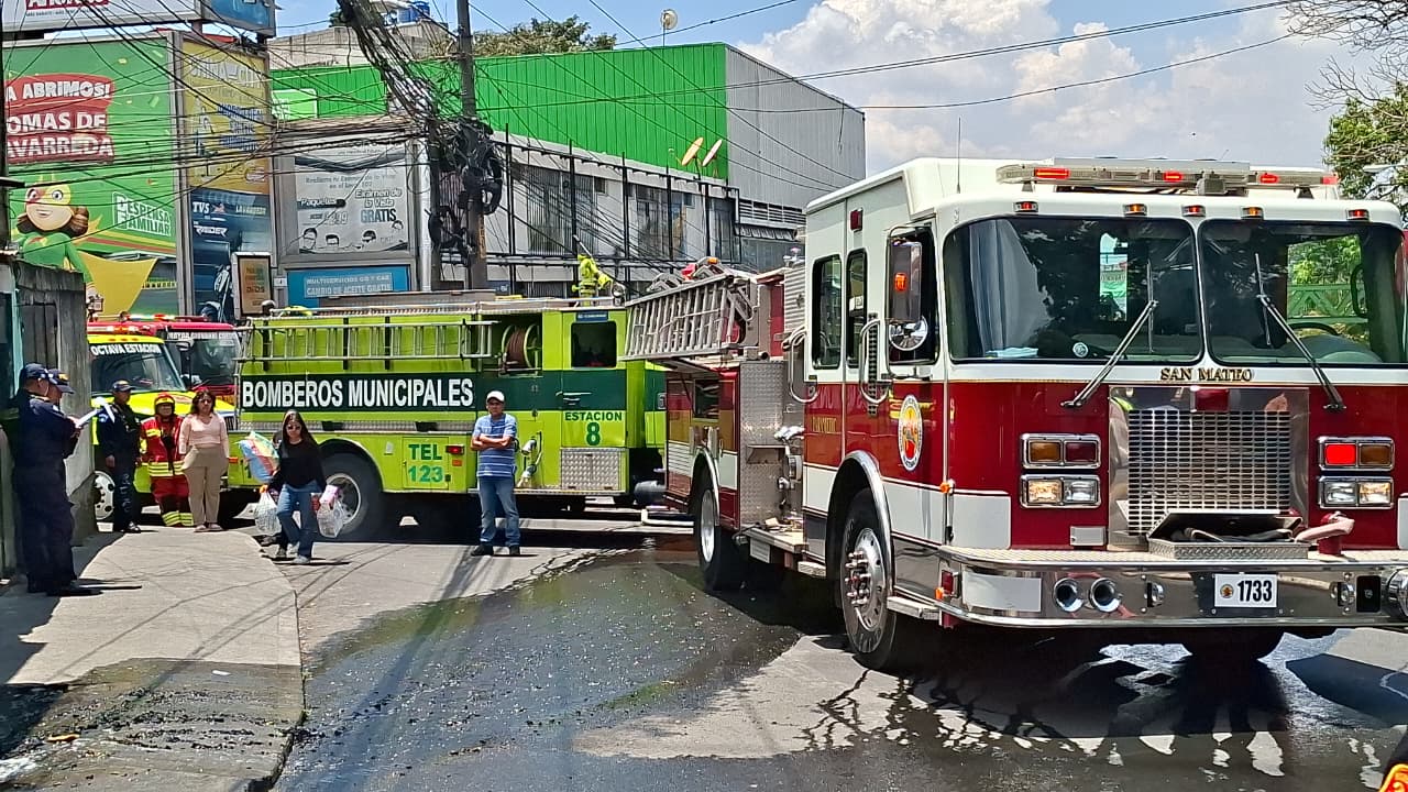 Vivienda se incendia en bulevar Los Olivos, en zona 18