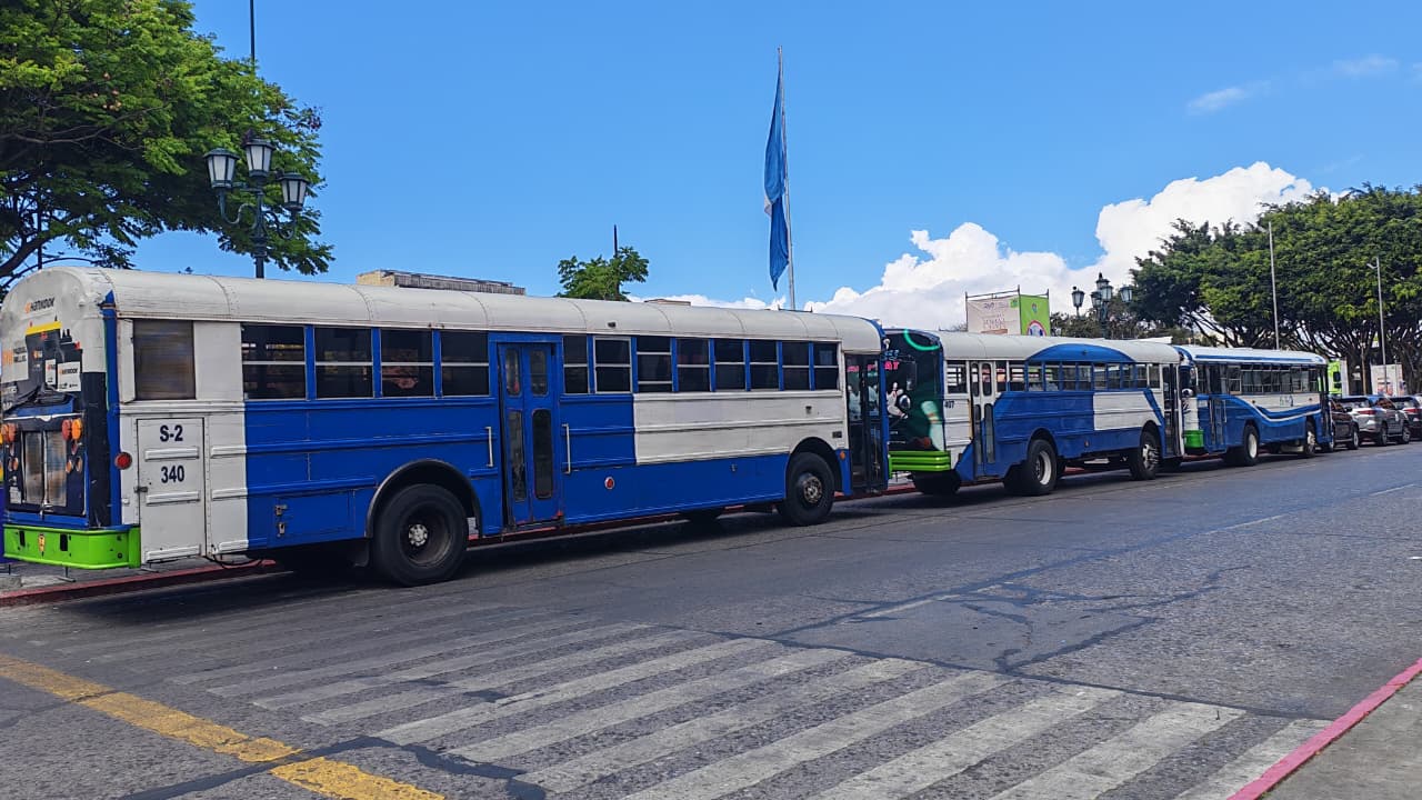 Transportistas llegan al Palacio Nacional para protestar contra el alza de combustibles