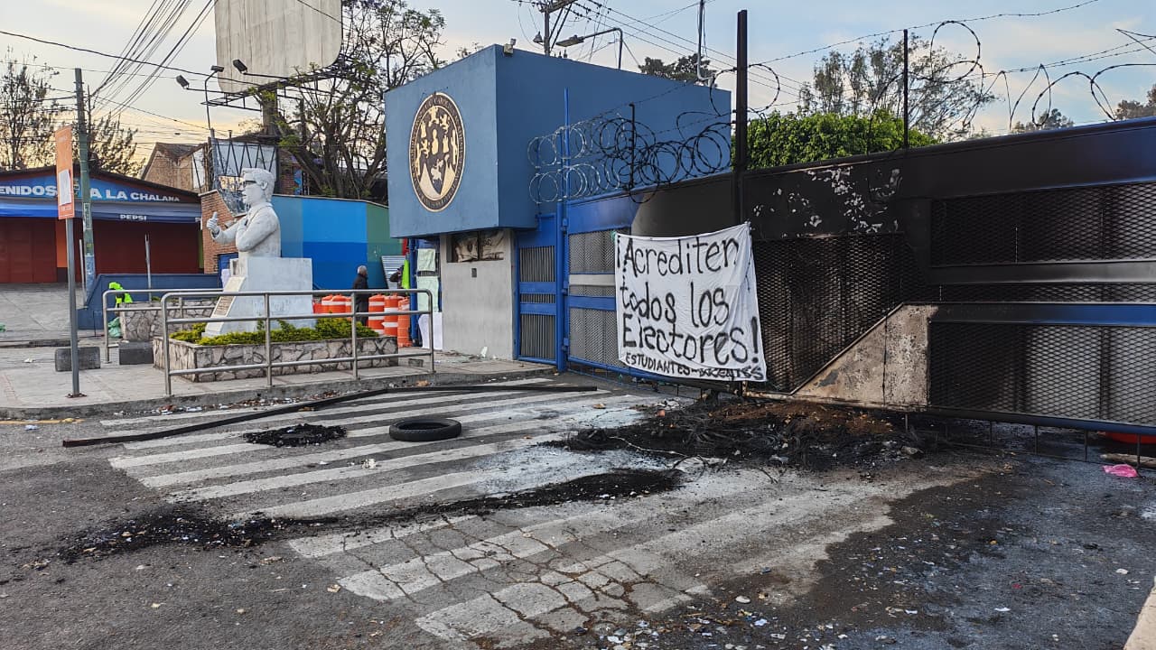 Este es el panorama tras disturbios en el campus central de la USAC