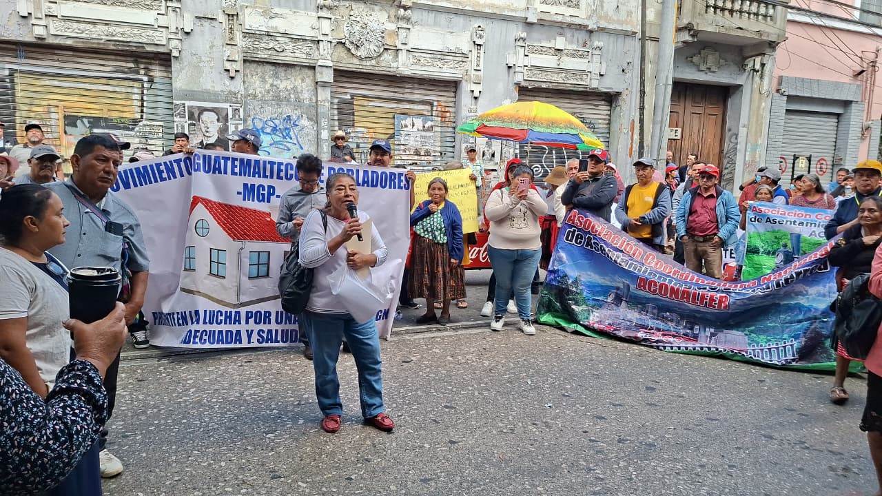 Pobladores de asentamientos en línea del tren manifiestan ante posible desalojo